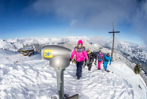 Familie am Gipfelkreuz Spieljoch im Winter 