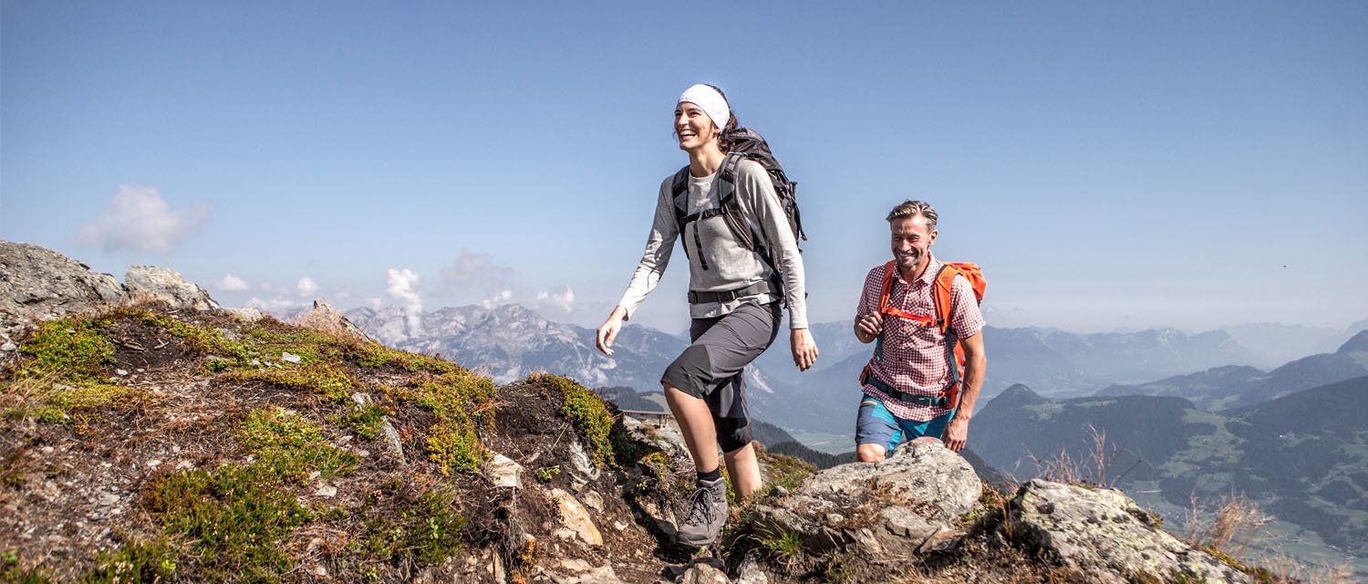 2 Wanderer am Spieljoch im Herbst