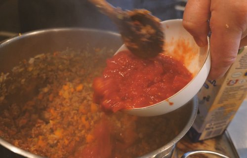 Tomaten werden hinzugegeben