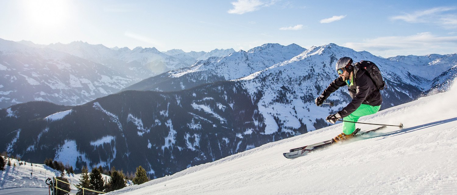 Skifahrer präparierte Piste Zillertal