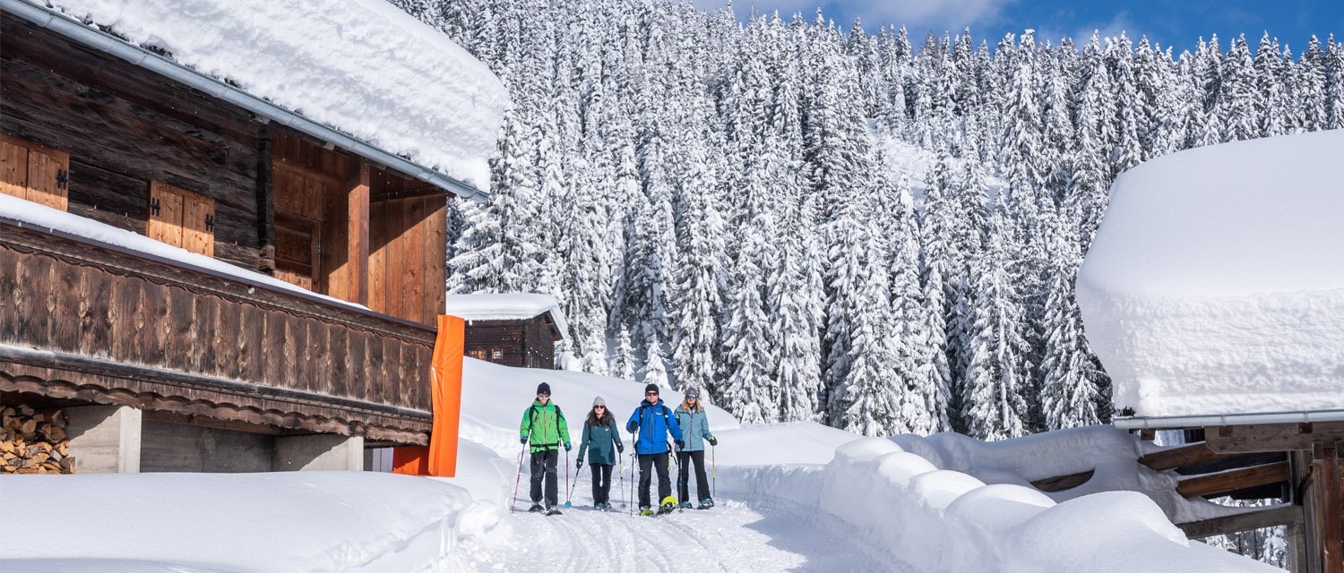 Winterwanderung entlang bewirteten Almhütten