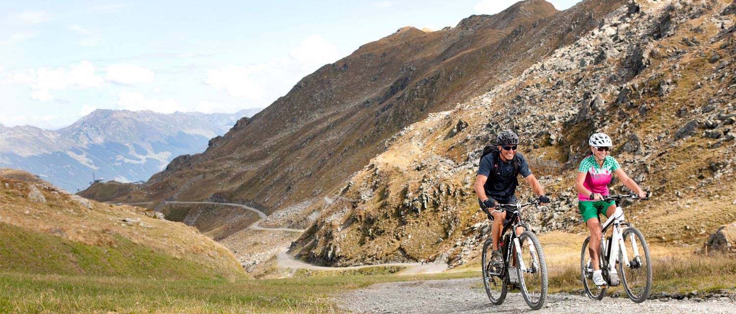 Bergauffahren mit dem Mountainbike im Zillertal