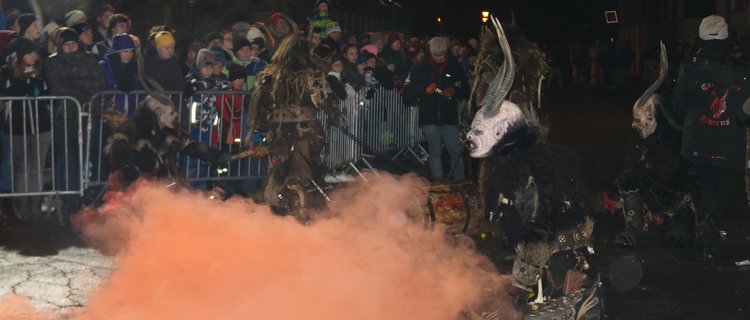 Krampusse und roter Nebel