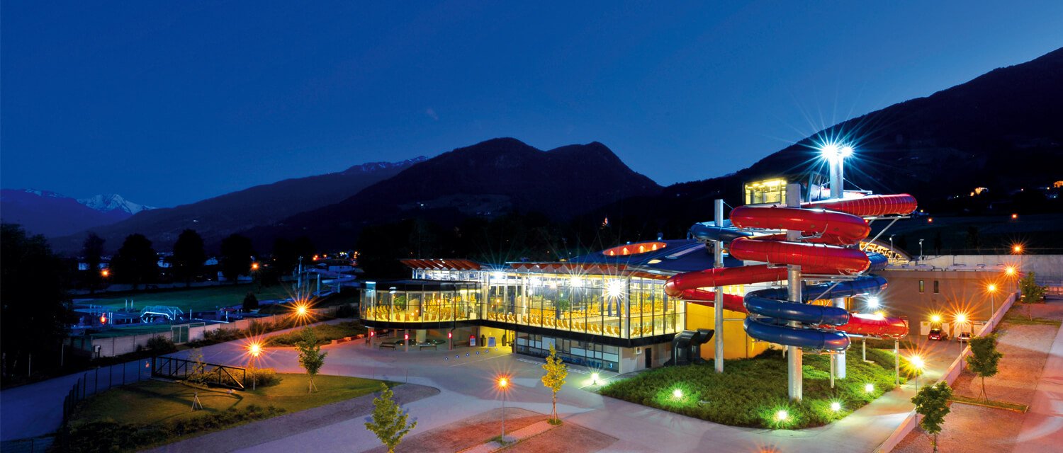 Nachtaufnahme Erlebnistherme Zillertal