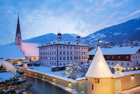 Außenansicht Schloss Fügen Winter mit Schnee
