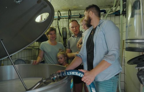 benni zeigt Familie die Käseproduktion