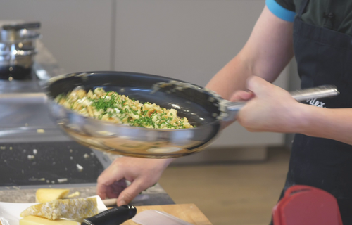 Spätzle mit Schnittlauch schwenken 