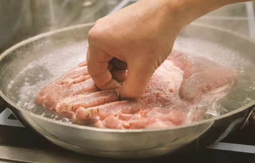 Schwarte in Wasser überkochen