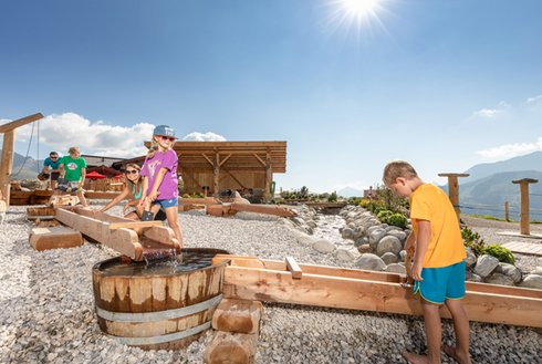 Kinder spielen im Kinderland Zillertal