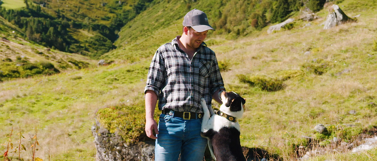 Alexander Hirner mit seinem Almhund