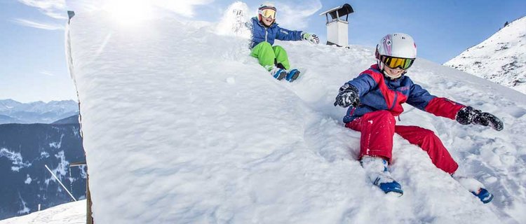 Kinder spielen im Schnee