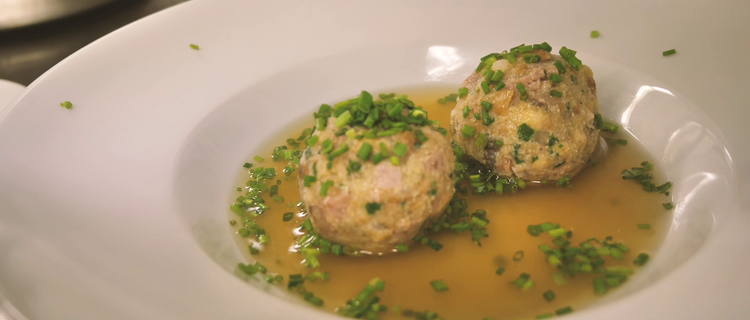 Rindsuppe mit Speckknödel 