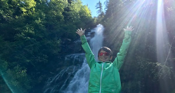 Kind vor Schleierwasserfall Hart im Zillertal