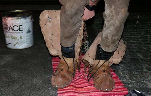 Anziehen von alten Schuhen mit Nieten