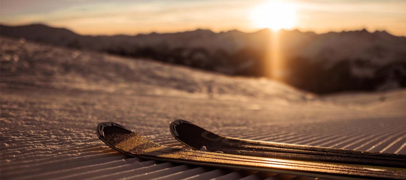 Skifahren mit Sonnenaufgang