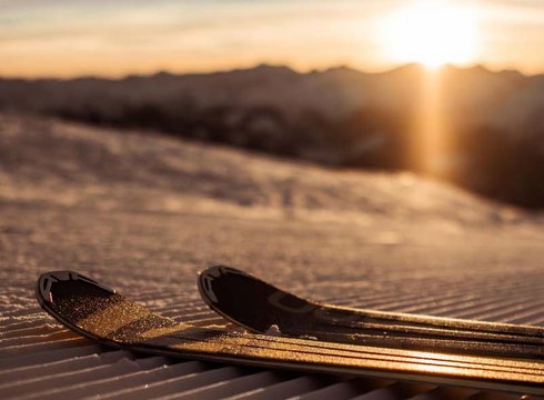 Skifahren mit Sonnenaufgang