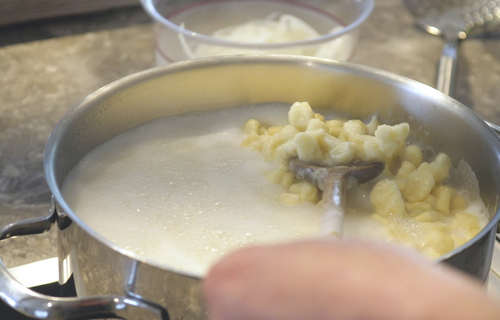 Spätzle in Salzwasser kochen 