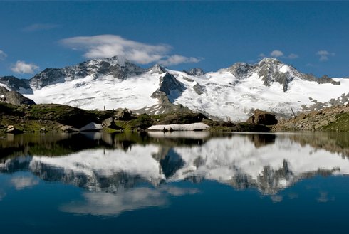 Schwarzsee mit Blick auf Gletscher Zillertal