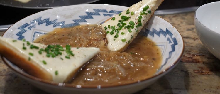 Fertige Zwiebelsuppe servieren