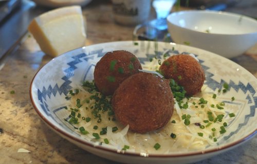 Käseknödel angerichtet