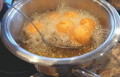 Knödel werden in Öl herausgebacken