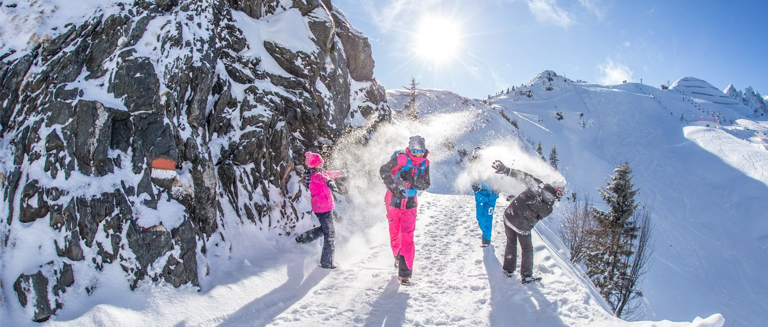 Kinder Schneeballschlacht auf Winterwanderweg Zillertal