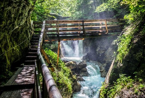 Die Wolfsklamm ist eine Schlucht des Stanser Baches im Gemeindegebiet von Stans im Bundesland Tirol.