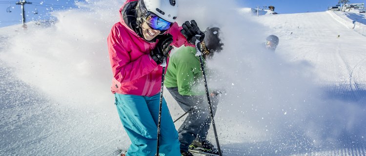 Eingestaubt mit Schnee Skifahrer
