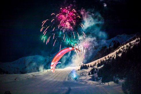 Feuerwerk und Paragleiter Hochfügen Nacht 
