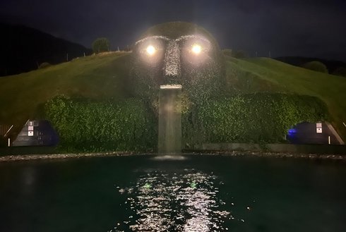 Die Swarovski Kristallwelten sind eine von André Heller im Auftrag des Kristallglasherstellers Swarovski konzipierte Erlebniswelt.
