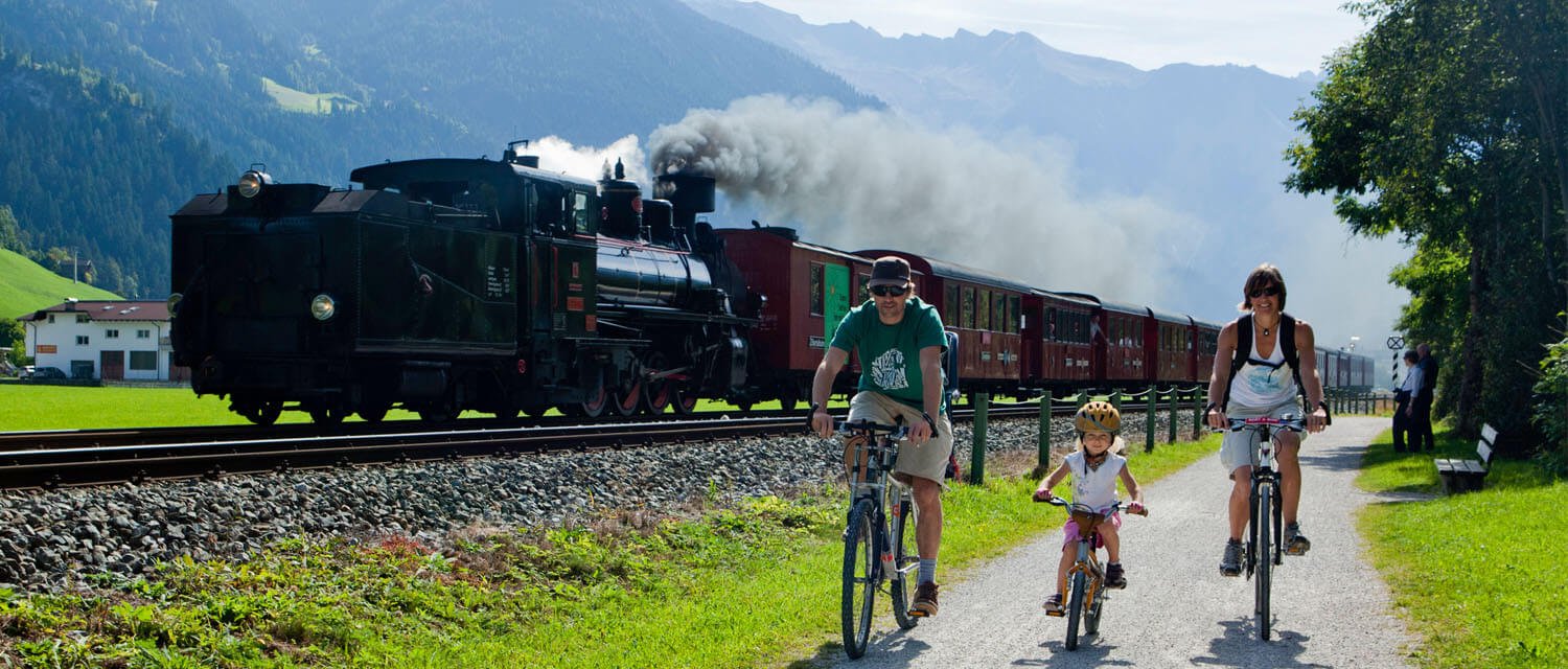 Familie am Zillertaler Radweg