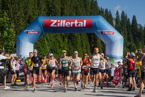 Viele Leute welche vom Startbogen aus starten