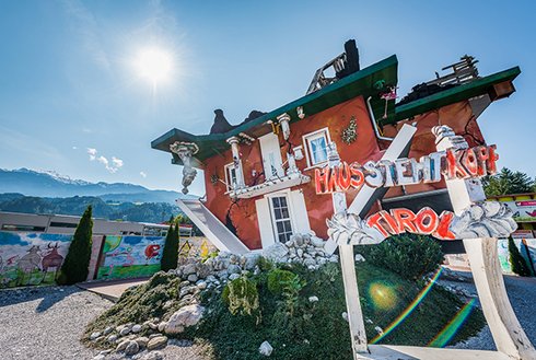 Außenansicht Haus steht Kopf Tirol