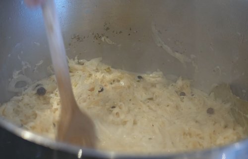 Sauerkraut mit Obers aufgießen