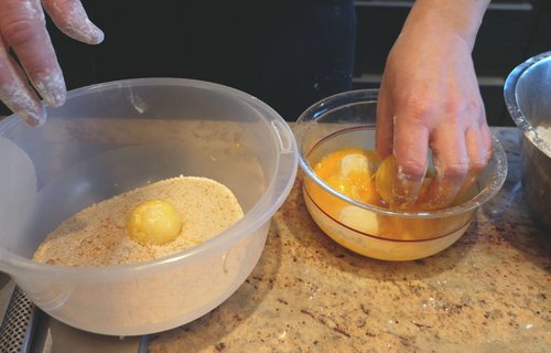 Knödel in Eier und Semmelknödel panieren