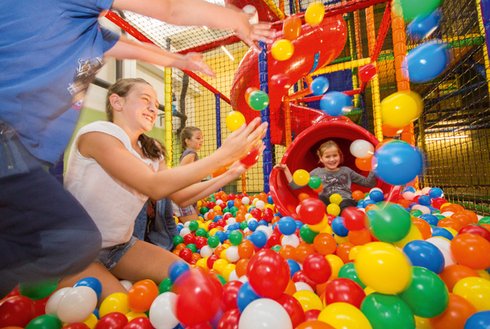 Kinder spielen im Bällebad 