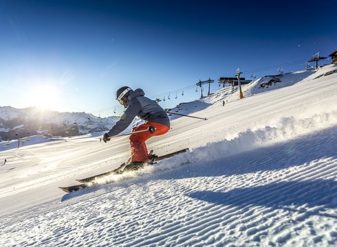 Skifahrer im Skigebiet Hochzillertal