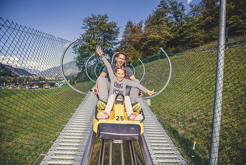 Vater und Kind beim Arena Coaster fahren im Zillertal