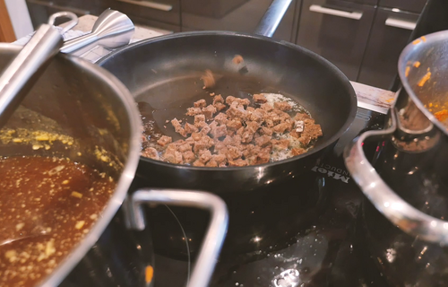 Schwarzbrot wird herausgebacken 