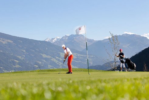 Golfer am Golfplatz in Uderns