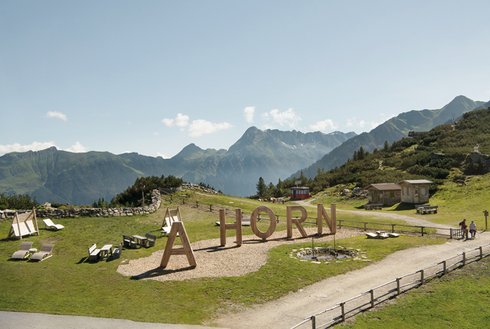 Genussplatz Ahornplateau Bergblick