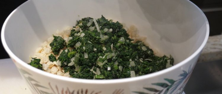 Spinat mit Zwiebel in Schüssel